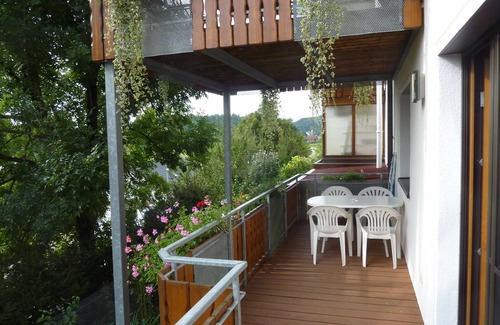 Owingen Apartment | Apartment 'Braun' with Balcony and Wi-Fi