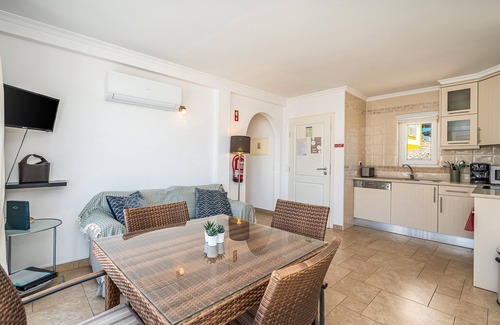 Burgau Apartment | Apartment 'Beach Apt 1' with Sea View, Wi-Fi and Air Conditioning