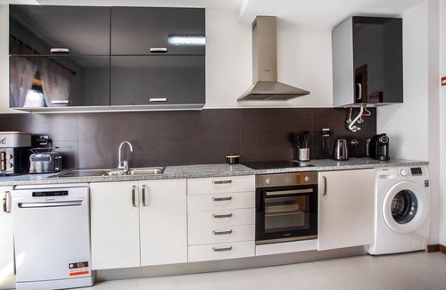 Nazare Apartment | Apartment Beach Waves Home with Sea View, Pool & Wi-Fi