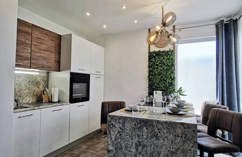 Srima Apartment | Apartment Beachfeeling First row to the sea, private garden and parking lot