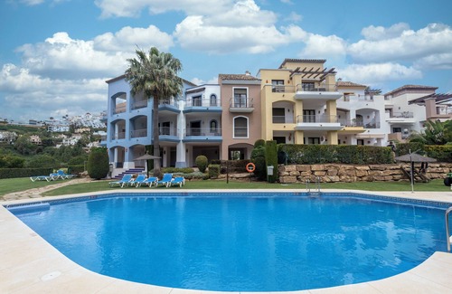 Benahavis Apartment | Apartment 'Beautiful Penthouse with Solarium', Mountain View, Pool, Garden & Wi-Fi