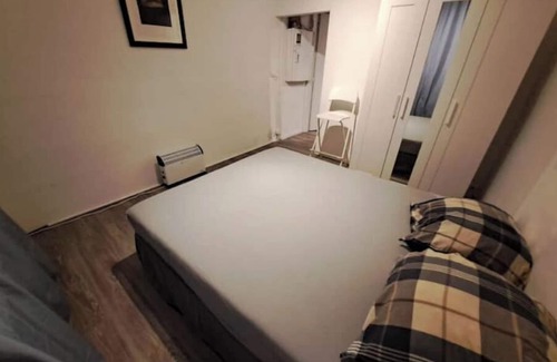 Vaux-sous-Chevremont Apartment | Apartment bedroom and living room
