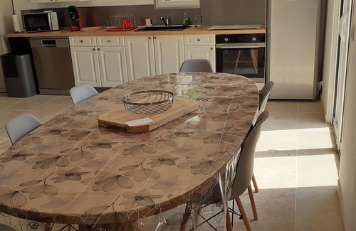 Lauris Apartment | Apartment below a villa in a village in the heart of the Luberon