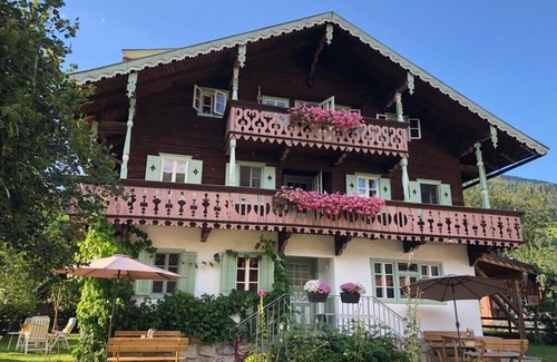Muhlbach im Pinzgau Apartment | Apartment "Bergkristal" in traditional austrian wooden chalet