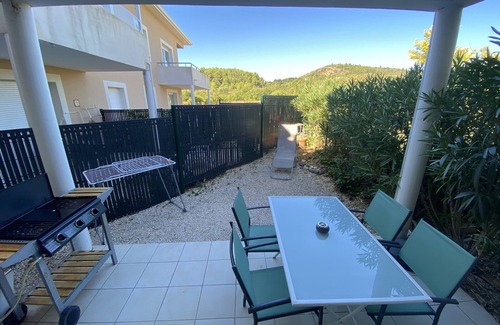 Peret Apartment | Apartment between lake and sea amidst vineyards