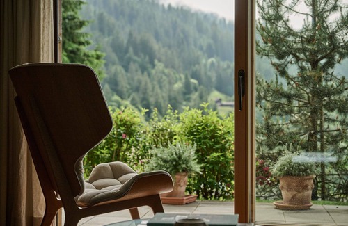 Klosters Platz Apartment | Apartment 'Bild' with Private Terrace and Wi-Fi