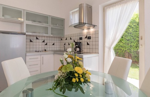 Medulin Apartment | Apartment Black and White B4 with Pool