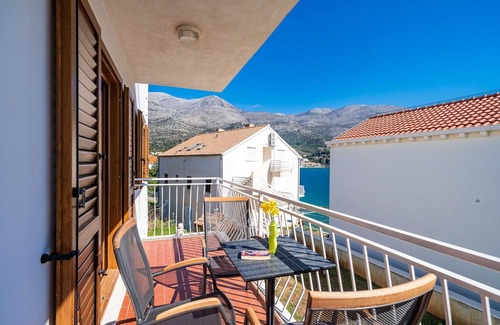 Slano Apartment | Apartment Bobić- Three Bedroom Apartment with Balcony and Sea View