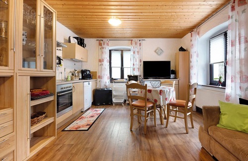 Kirchenlamitz Apartment | Apartment "Buchhaus Vier - Erdgeschoss" with Shared Terrace & Wi-Fi