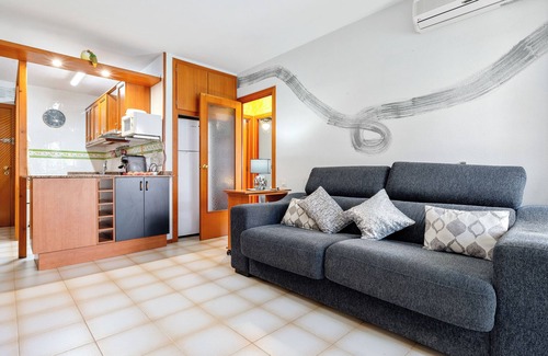Creixell Apartment | Apartment 'Bumbai' with Shared Pool, Private Garden and Air Conditioning