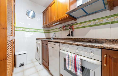 Creixell Apartment | Apartment 'Bumbai' with Shared Pool, Private Garden and Air Conditioning