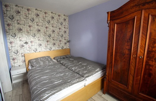 Joachimsthal Apartment | Apartment 'Bungalow Rot M1 Schlafzimmer' with Private Terrace, Shared Garden and Wi-Fi