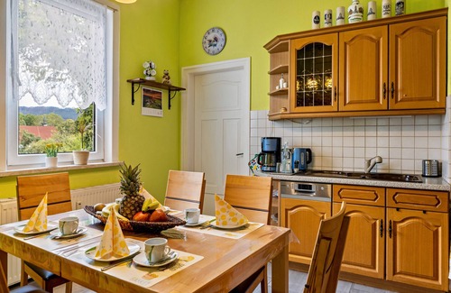 Plaue Apartment | Apartment "Burgblick" with Mountain View, Shared Terrace & Wi-Fi