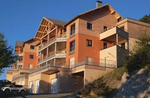 Chorges Apartment | Apartment by Lake Serre-Ponçon with Pool