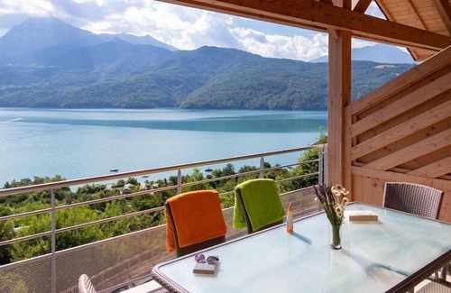 Chorges Apartment | Apartment by Lake Serre-Ponçon with Pool