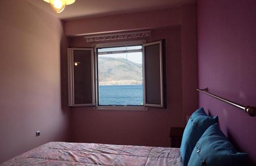 Platees House | Apartment by The Sea Near Athens