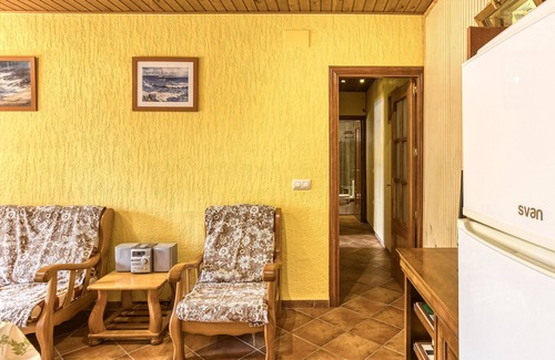 Torroella de Fluvia Apartment | Apartment 'Cal Ferrer 2 - Quadres' with Shared Pool, Wi-Fi and Air Conditioning