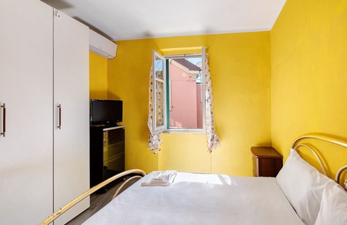 Cogoleto Apartment | Apartment 'Ca' Celeste' with Air Conditioning