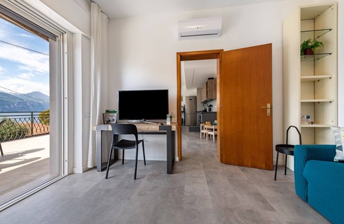 Brenzone sul Garda Apartment | Apartment 'Cà Granda Brenzone' with Lake View, Wi-Fi and Air Conditioning