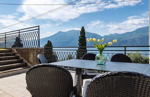 Brenzone sul Garda Apartment | Apartment 'Cà Granda Brenzone' with Lake View, Wi-Fi and Air Conditioning