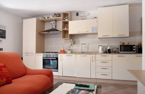 Lavena Ponte Tresa Apartment | Apartment 'Casa Del Sole' with Mountain View, Shared Pool and tennis court