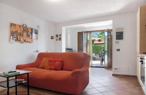 Lavena Ponte Tresa Apartment | Apartment 'Casa Del Sole' with Mountain View, Shared Pool and tennis court