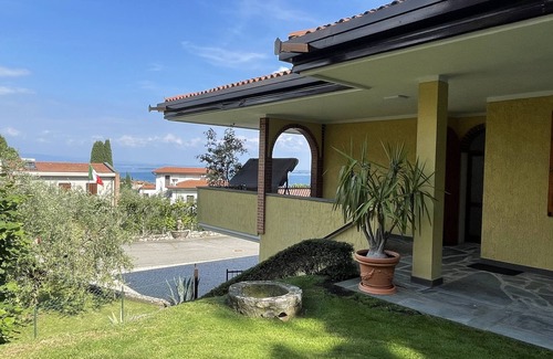 Monte Apartment | Apartment 'Casa Emiliano' with Lake View, Wi-Fi and Air Conditioning