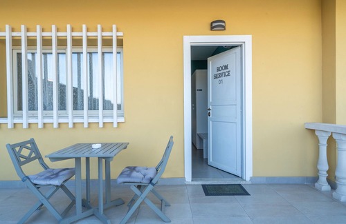 Contrada Pantano d'Arci Apartment | Apartment 'Camera 01 Con Balcone - Terrazza' with Mountain View, Wi-Fi and Air Conditioning