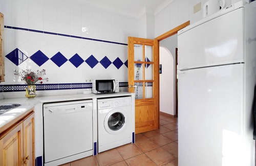Chipiona Apartment | Apartment 'Caracola' with Private Terrace, Wi-Fi and Air Conditioning