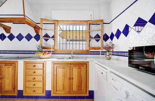 Chipiona Apartment | Apartment 'Caracola' with Private Terrace, Wi-Fi and Air Conditioning