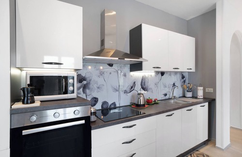 Alassio Apartment | Apartment 'Casa Betty' with Sea View, Wi-Fi and Air Conditioning