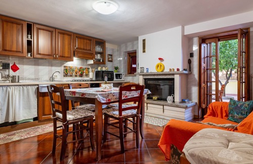 Pezze di Greco Apartment | Apartment 'Casa Da Anna' with Private Terrace, Wi-Fi and Air Conditioning