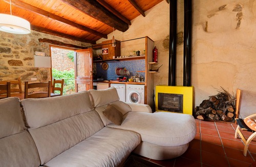 La Cuevarruz Apartment | Apartment "Casa de los Sueños - Serrans" with Private Balcony, Shared Pool & Wi-Fi