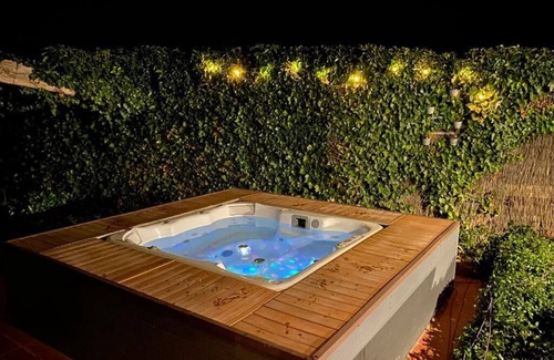 La Cuevarruz Apartment | Apartment "Casa de los Sueños - Serrans" with Private Balcony, Shared Pool & Wi-Fi