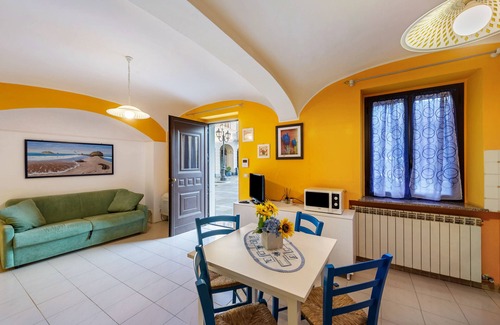 Trino Apartment | Apartment 'Casa Della Nonna 1' with Wi-Fi and Air Conditioning