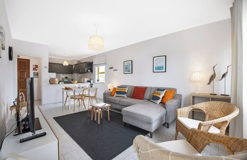 Portimao Apartment | Apartment "Casa Gaivota" with Shared Pool & Wi-Fi