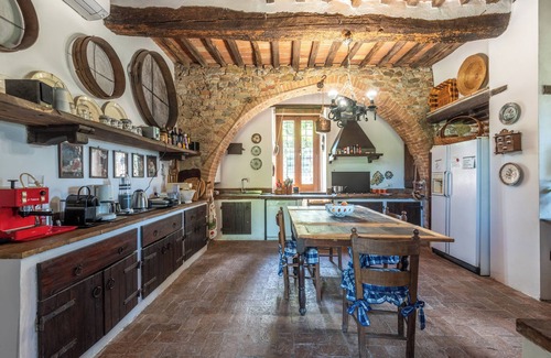 Murlo Apartment | Apartment 'Casa Gialla A Murlo' with Shared Pool, Wi-Fi and Air Conditioning