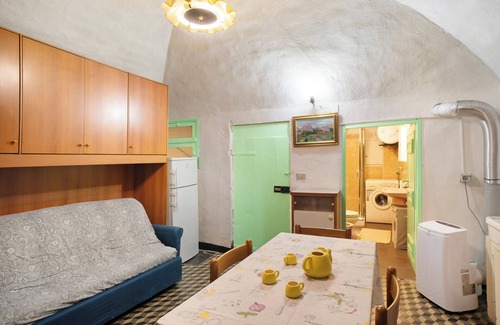 Vallebona Apartment | Apartment 'Casa Gianni' with Wi-Fi and Air Conditioning