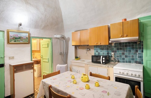 Vallebona Apartment | Apartment 'Casa Gianni' with Wi-Fi and Air Conditioning