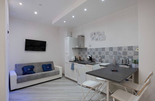 Quartieri Spagnoli Apartment | Apartment 'Casa Giulia' with Wi-Fi and Air Conditioning