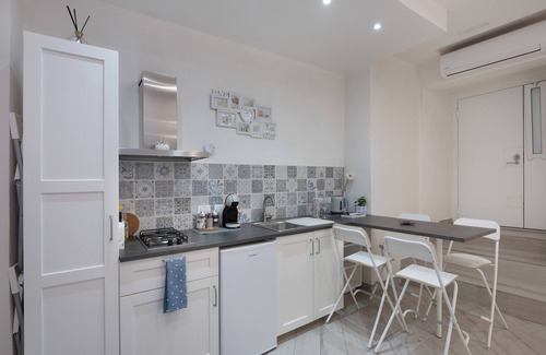 Quartieri Spagnoli Apartment | Apartment 'Casa Giulia' with Wi-Fi and Air Conditioning