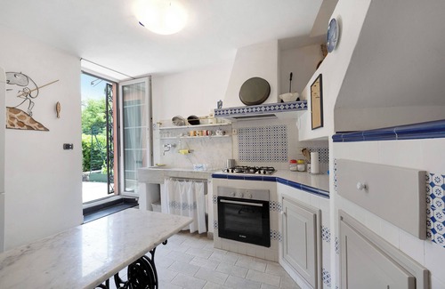 Valle Santa Apartment | Apartment 'Casa Glicine Sul Mare' with Private Terrace, Shared Garden and Wi-Fi