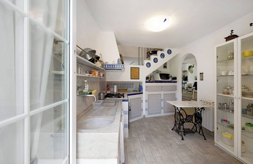 Valle Santa Apartment | Apartment 'Casa Glicine Sul Mare' with Private Terrace, Shared Garden and Wi-Fi