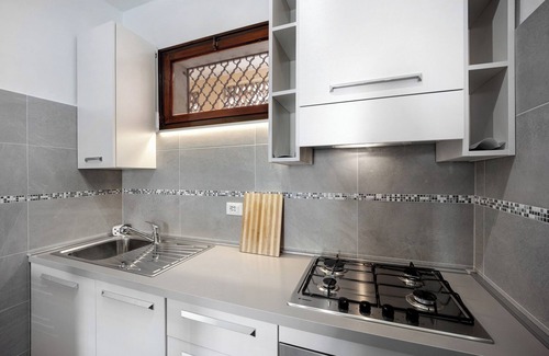 Vallecrosia Apartment | Apartment Casa Grigio Perla with Balcony