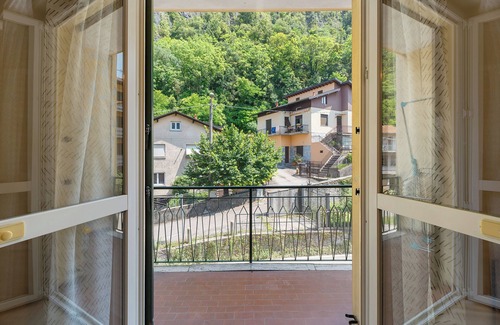 Laveno Apartment | Apartment 'Casa Làrisa Lago Maggiore' with Mountain View, Balcony and Wi-Fi