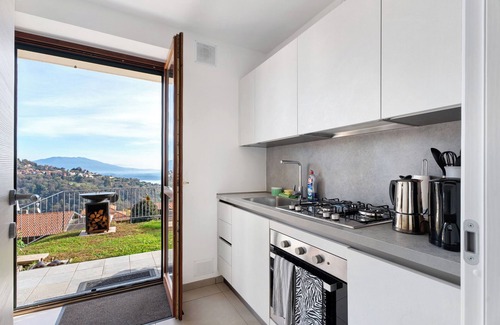 Massino Visconti Apartment | Apartment 'Casa Leone' with Lake View, Wi-Fi and Air Conditioning