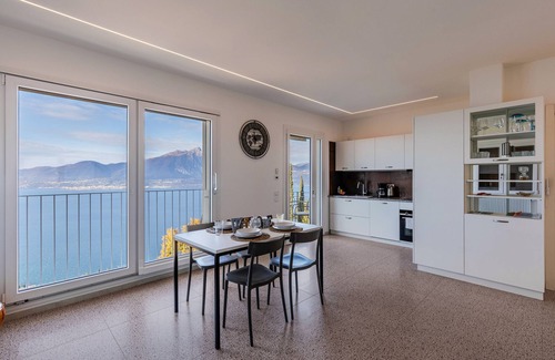 Torri del Benaco Apartment | Apartment 'Casa Serena' with Lake View, Wi-Fi and Air Conditioning