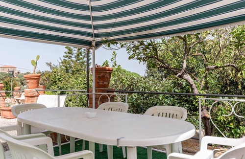 Licata Apartment | Apartment 'Casa Leonardo' with Shared Terrace, Private Garden and Air Conditioning