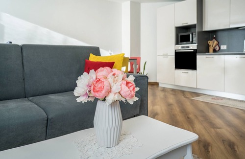 Mezzana Apartment | Apartment 'Casa Luca Mezzana' with Mountain View, Balcony and Wi-Fi