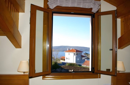 Requias Apartment | Apartment 'Casa Requias 1' with Lake View, Shared Garden and Wi-Fi